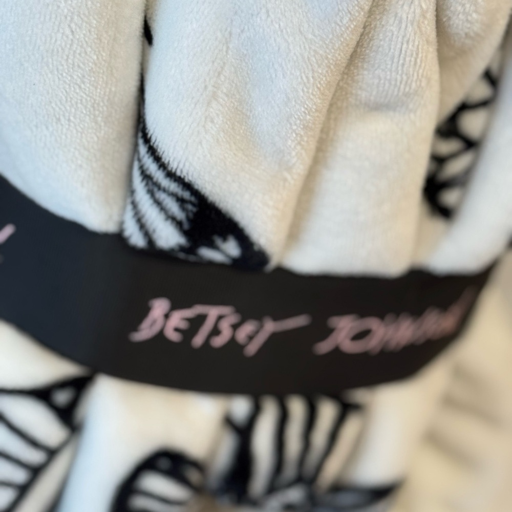 Betsey Johnson Black and White Reversible Plush Blanket - Picture 2 of 3